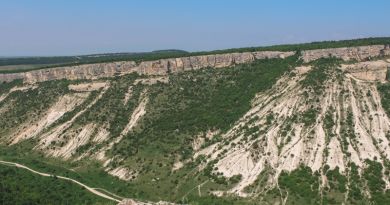 Вид на объект: пещерный город Чуфут-Кале